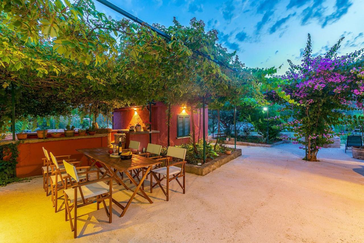 House Bougainvillea Pula Exteriör bild